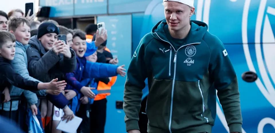 Joueur saluant des fans en arrivant au bus