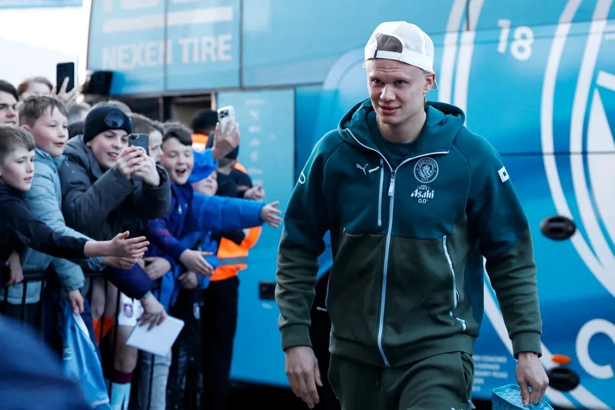 Joueur saluant des fans en arrivant au bus