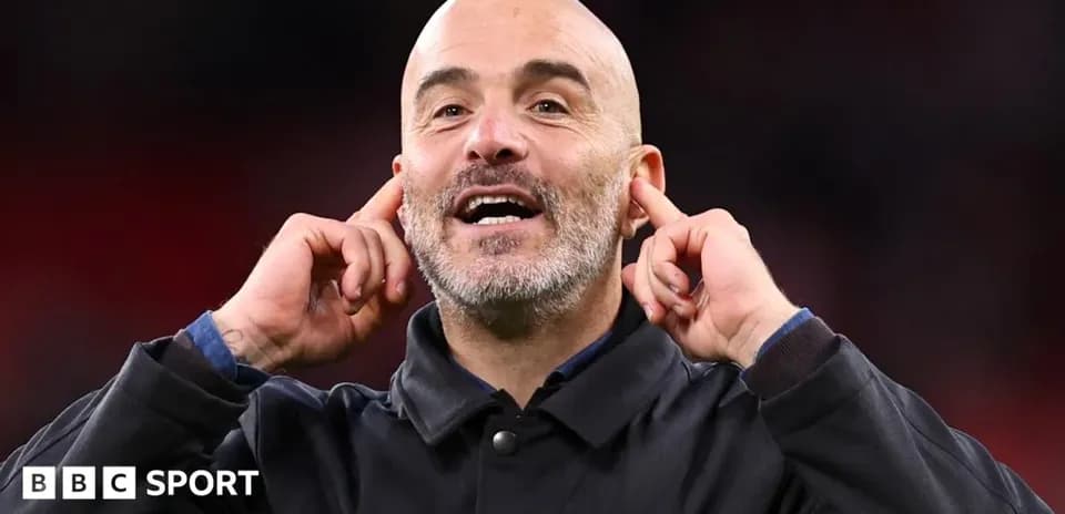 Entraîneur faisant un geste aux supporters après le match