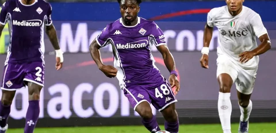 Joueur de la Fiorentina dribblant avec le ballon