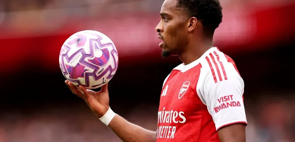 Joueur tenant un ballon lors d'un match de football