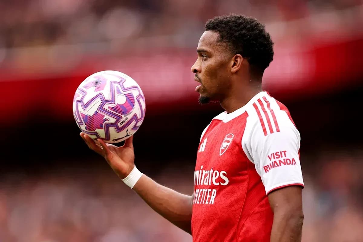 Joueur tenant un ballon lors d'un match de football