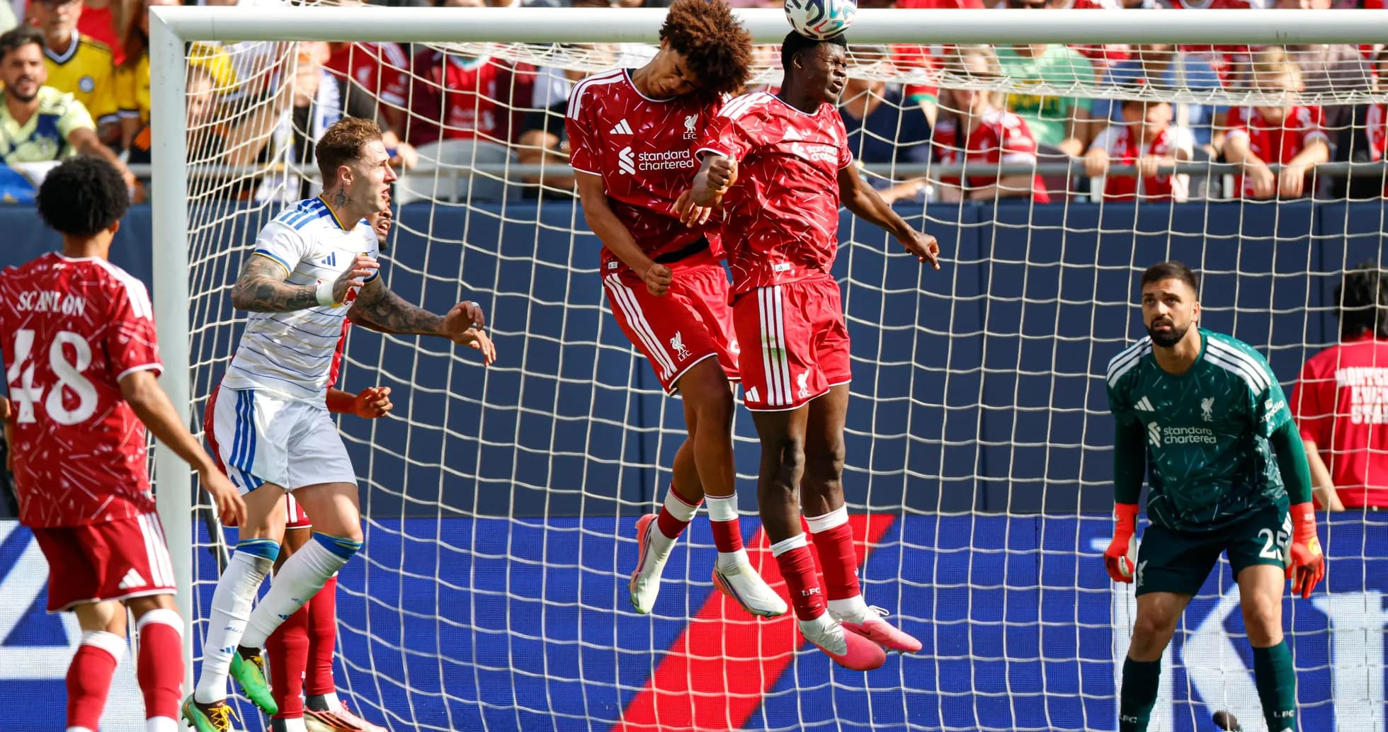 Deux joueurs de Liverpool sautant pour un ballon aérien