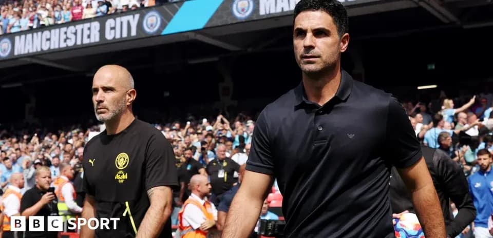 Deux entraîneurs entrant sur le terrain avant le match