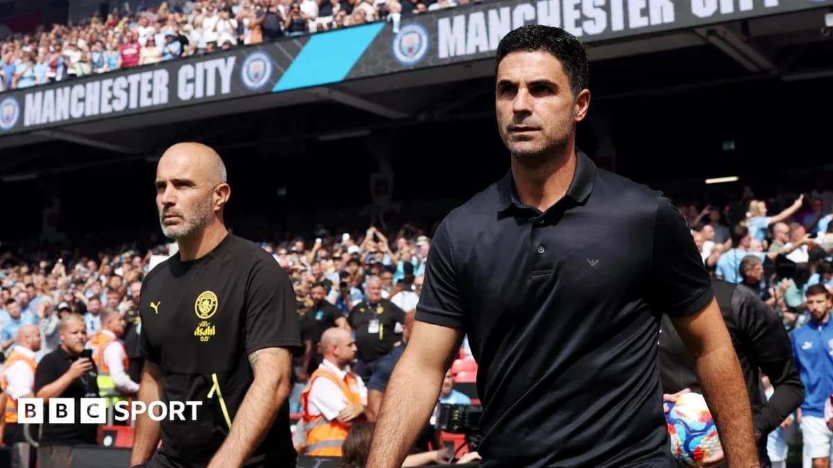 Deux entraîneurs entrant sur le terrain avant le match