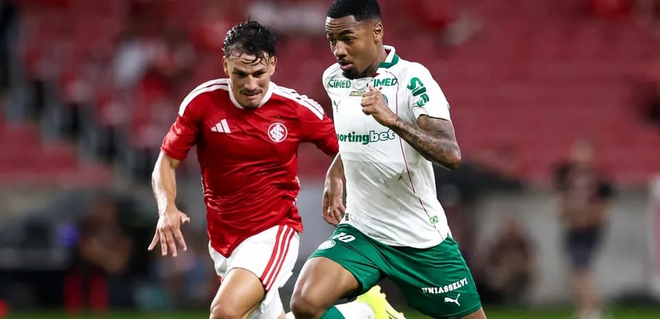 Joueur en maillot vert courant avec le ballon