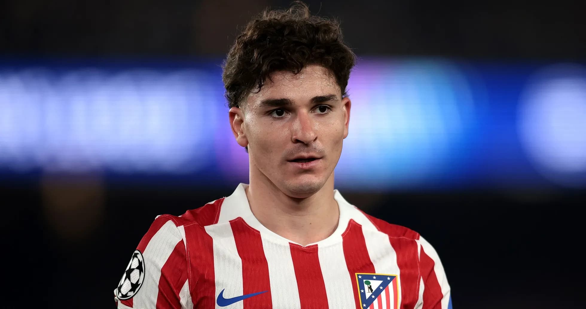 Joueur d'Atlético Madrid en maillot rayé rouge et blanc