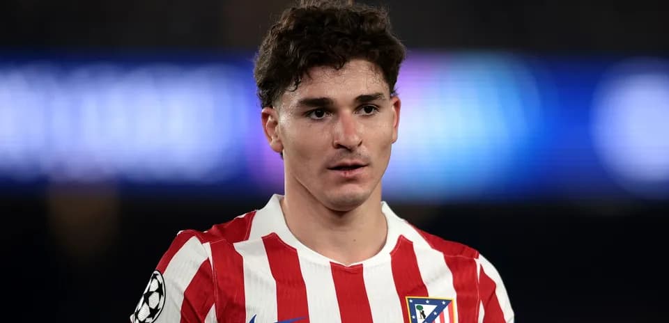 Joueur d'Atlético Madrid en maillot rayé rouge et blanc
