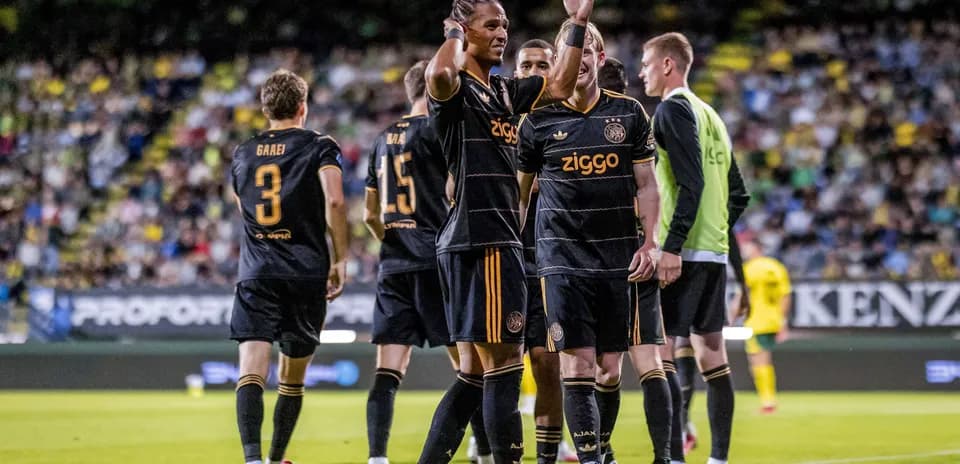 Joueurs d'Ajax célébrant un but lors du match