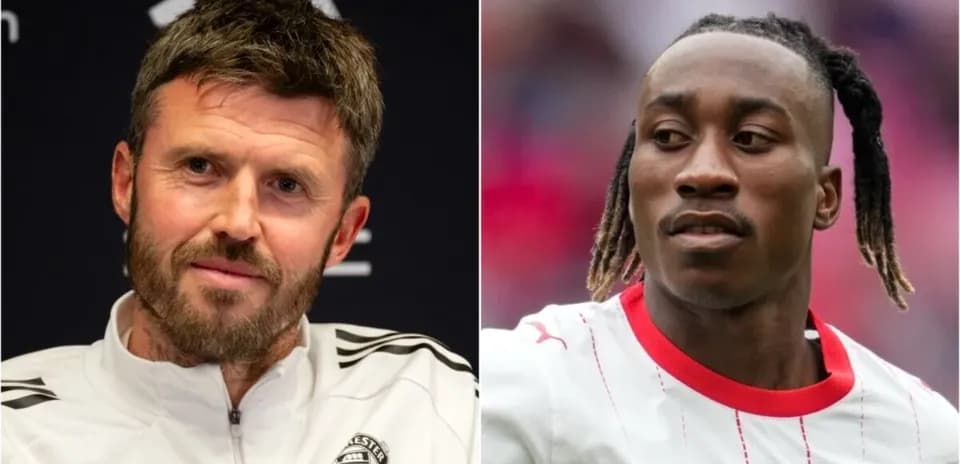 Entraîneur et joueur se préparant pour un match