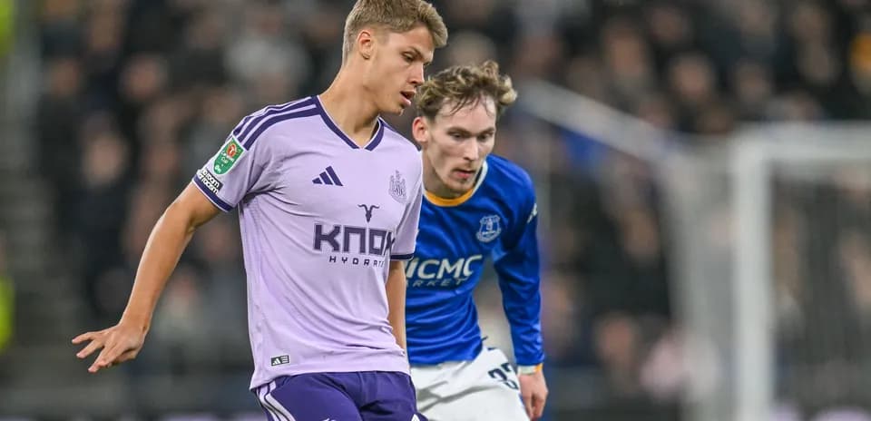 Joueurs de Newcastle et Everton en action sur le terrain