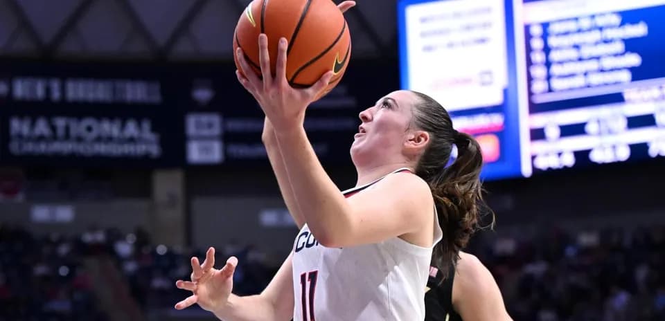 Joueuse tirant au panier lors d'un match de basketball