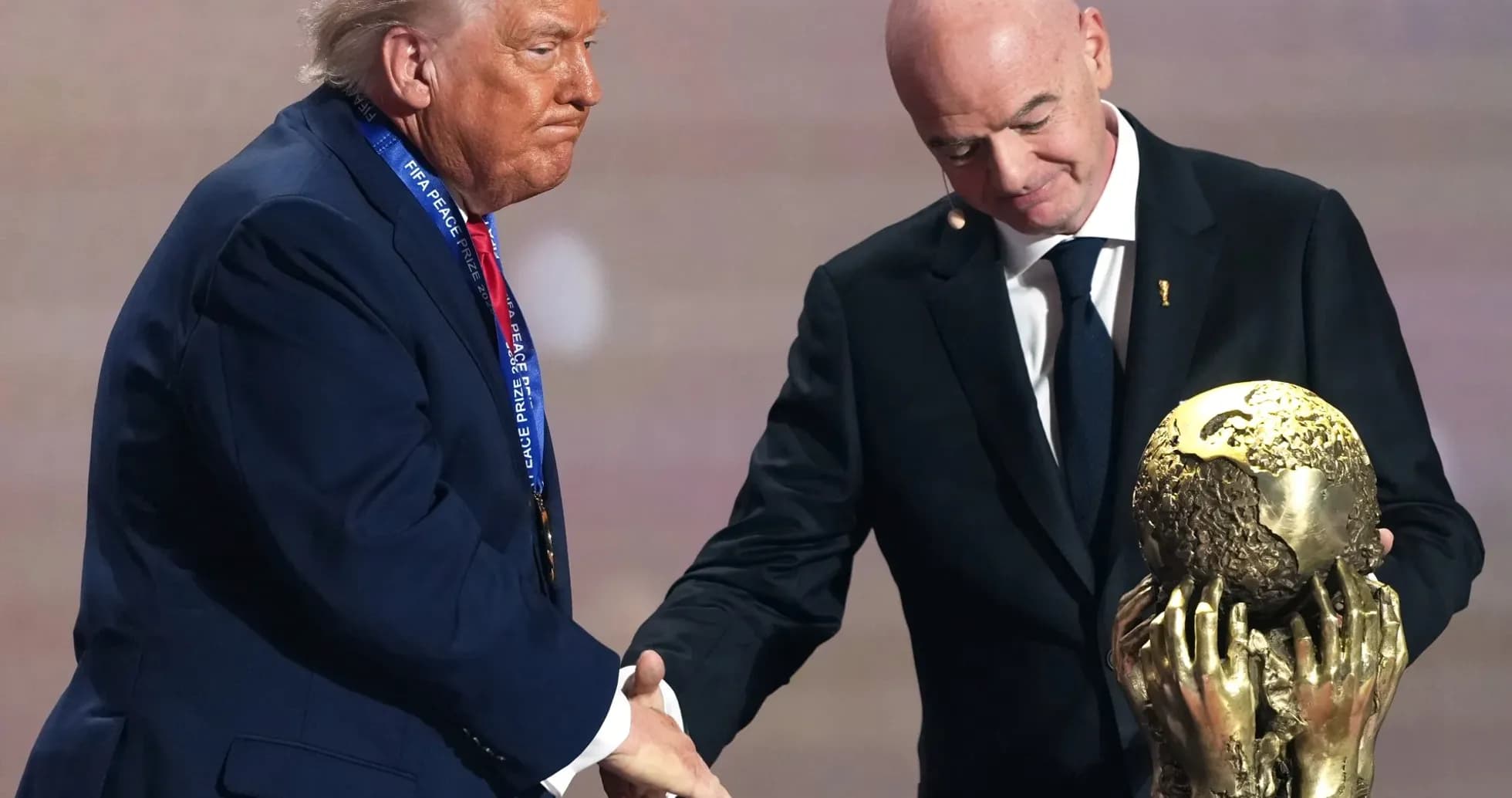 Donald Trump et Gianni Infantino se serrant la main