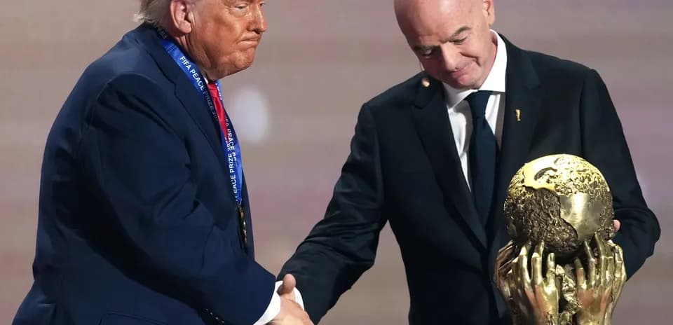 Donald Trump et Gianni Infantino se serrant la main