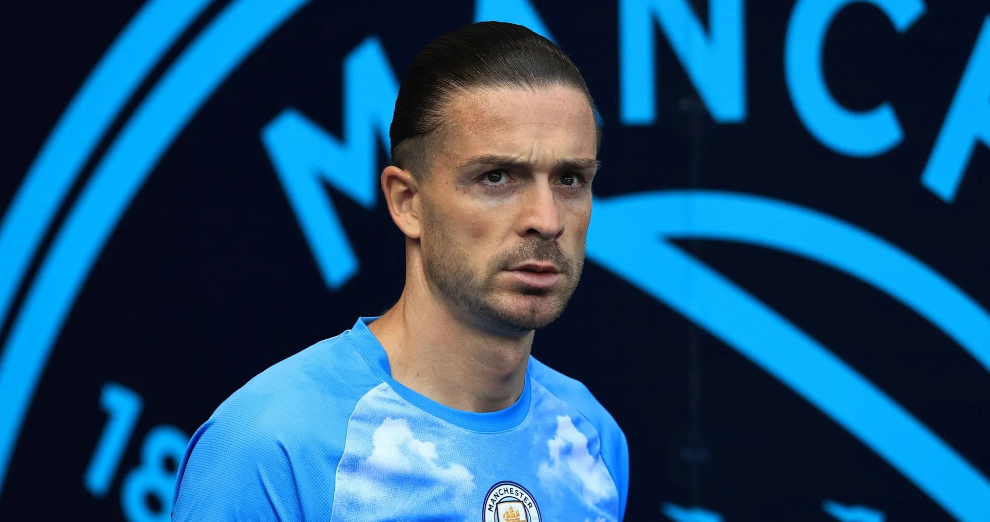 Joueur avec maillot bleu de Manchester City sur le terrain