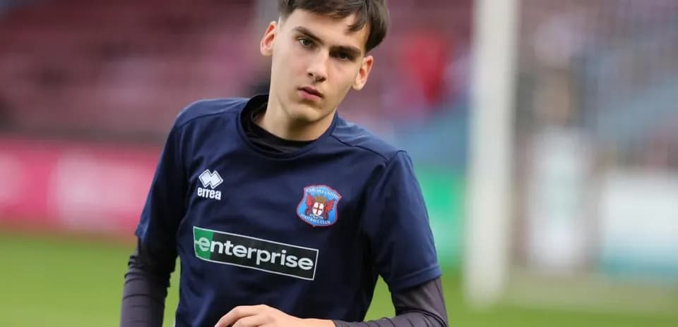 Joueur s'échauffant avant le match sur le terrain