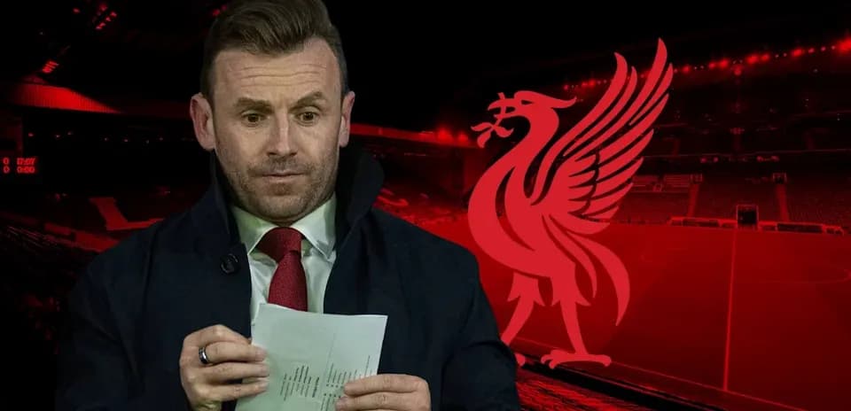 Homme lisant des notes au stade de Liverpool