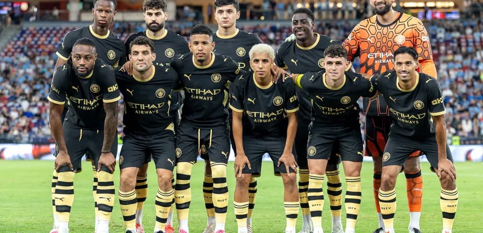 Équipe de football posant avant le match
