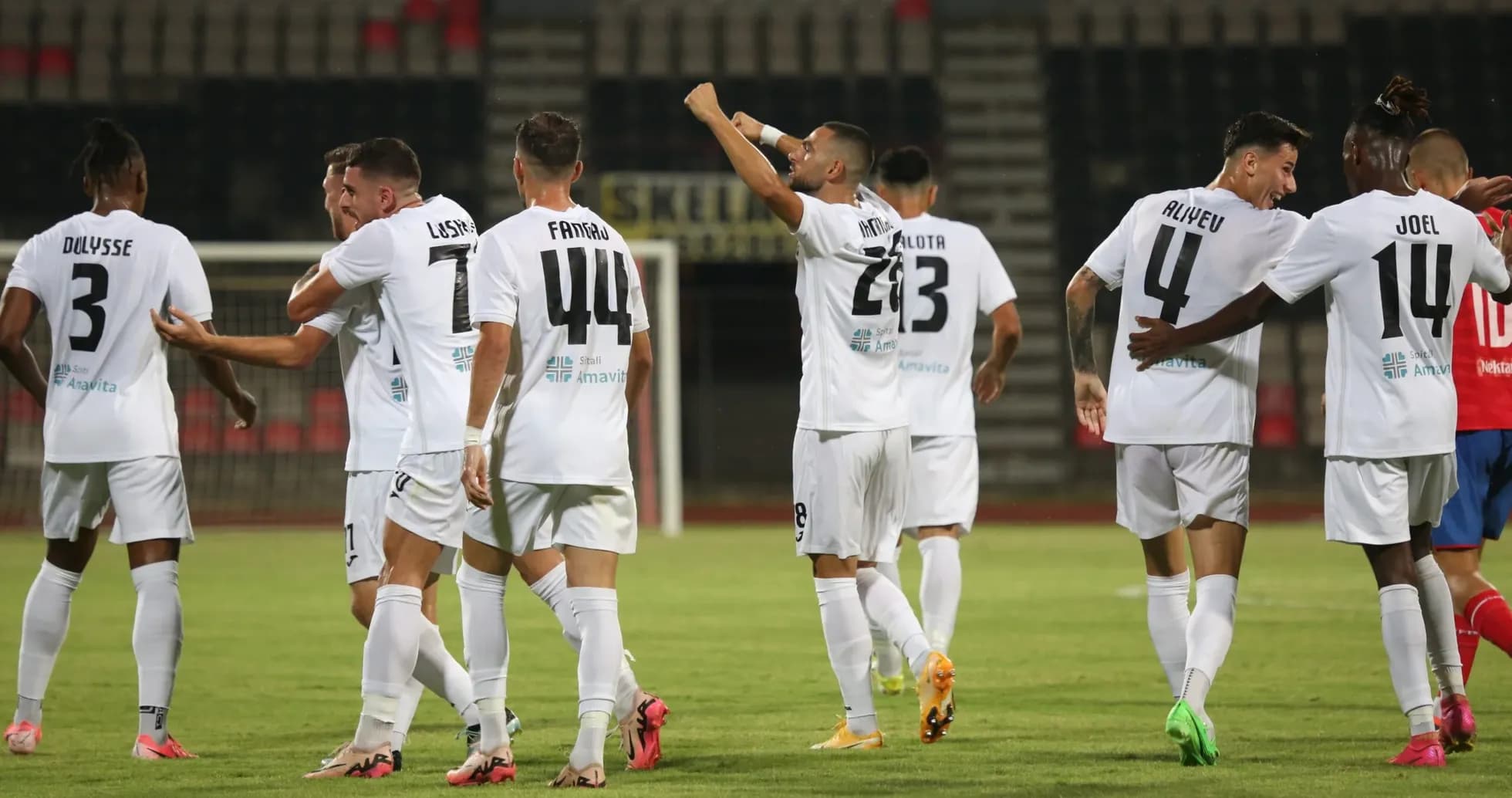 Joueurs de l'Egnatia célébrant un but