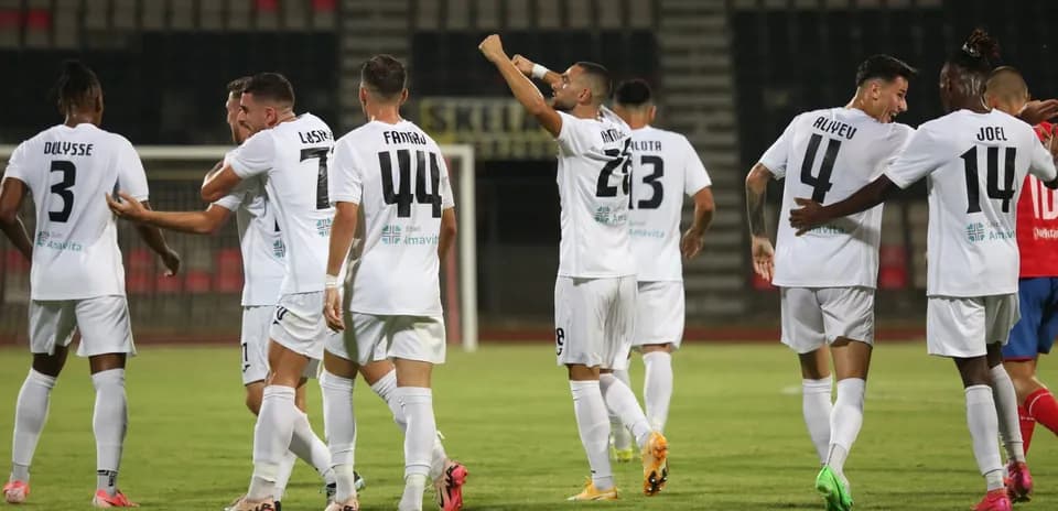 Joueurs de l'Egnatia célébrant un but