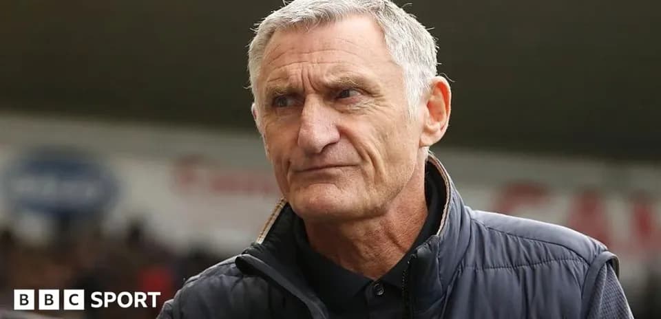 Entraîneur observant le match depuis la ligne de touche