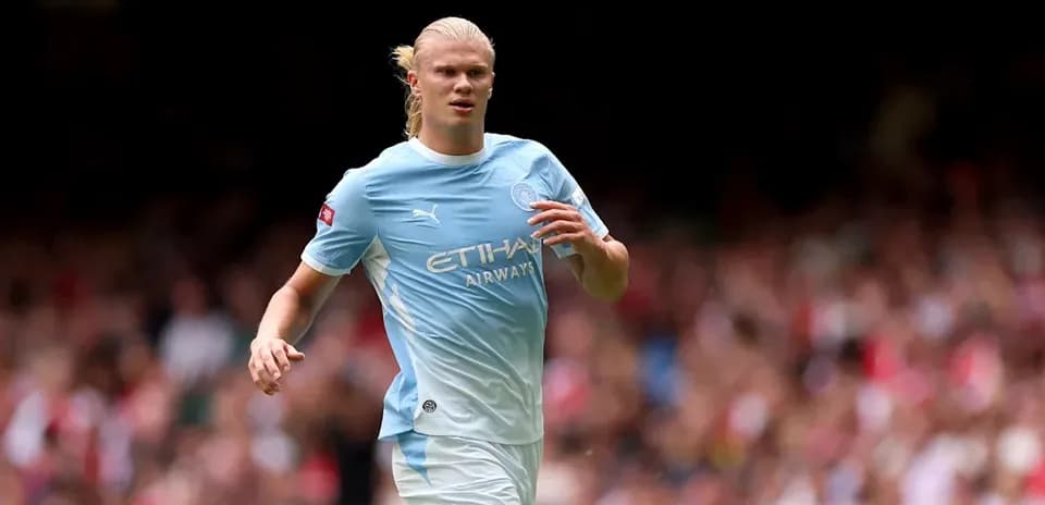 Joueur de Manchester City courant sur le terrain