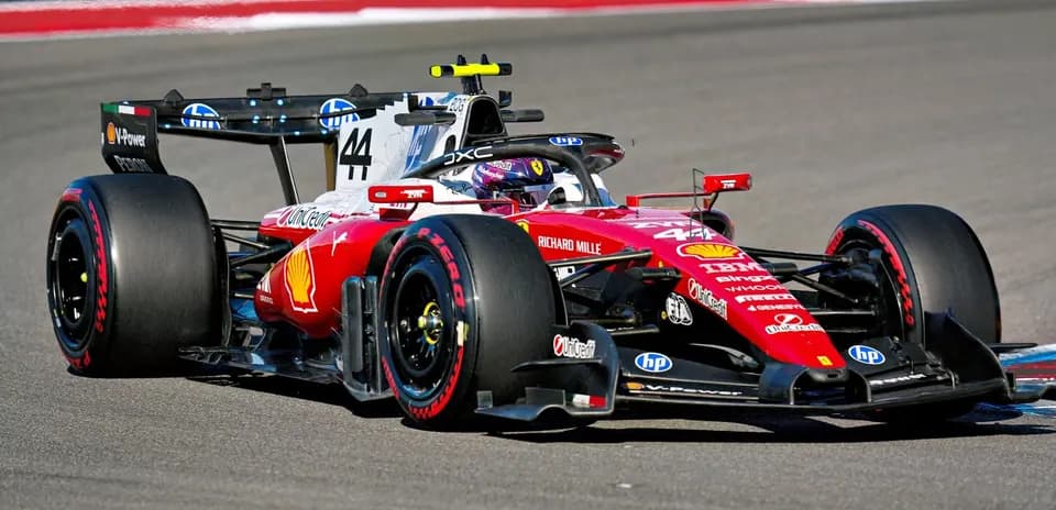 Voiture de Formule 1 Ferrari en course sur circuit