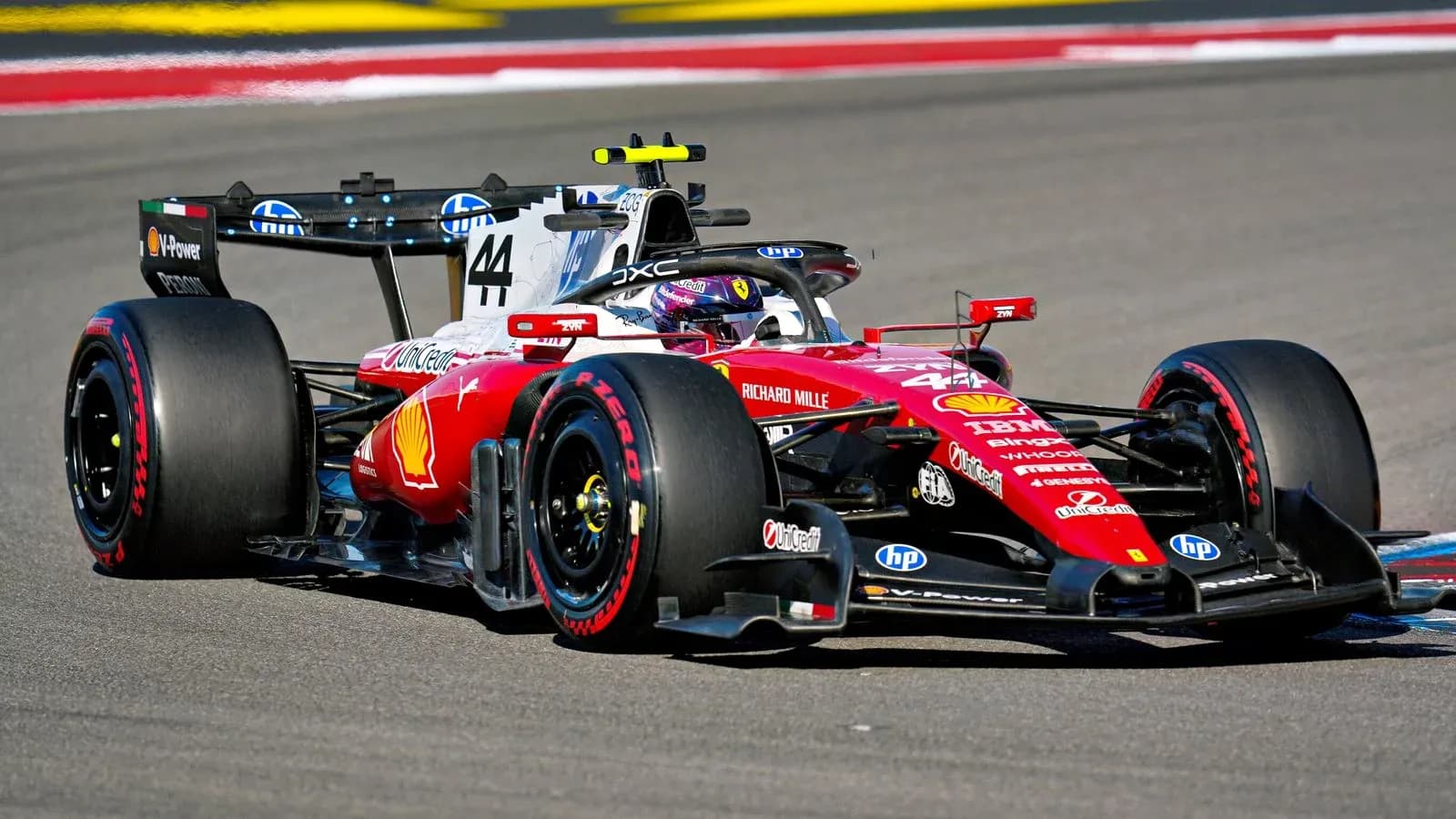 Voiture de Formule 1 Ferrari en course sur circuit