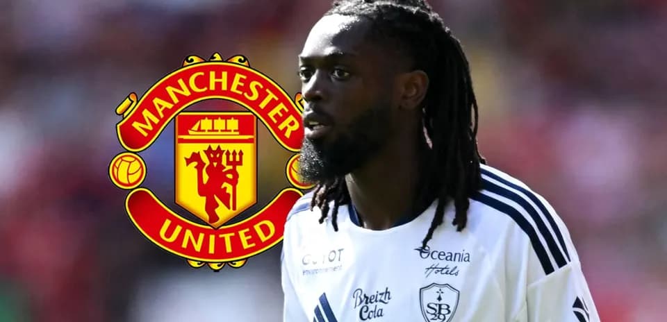 Joueur avec le logo de Manchester United en arrière-plan