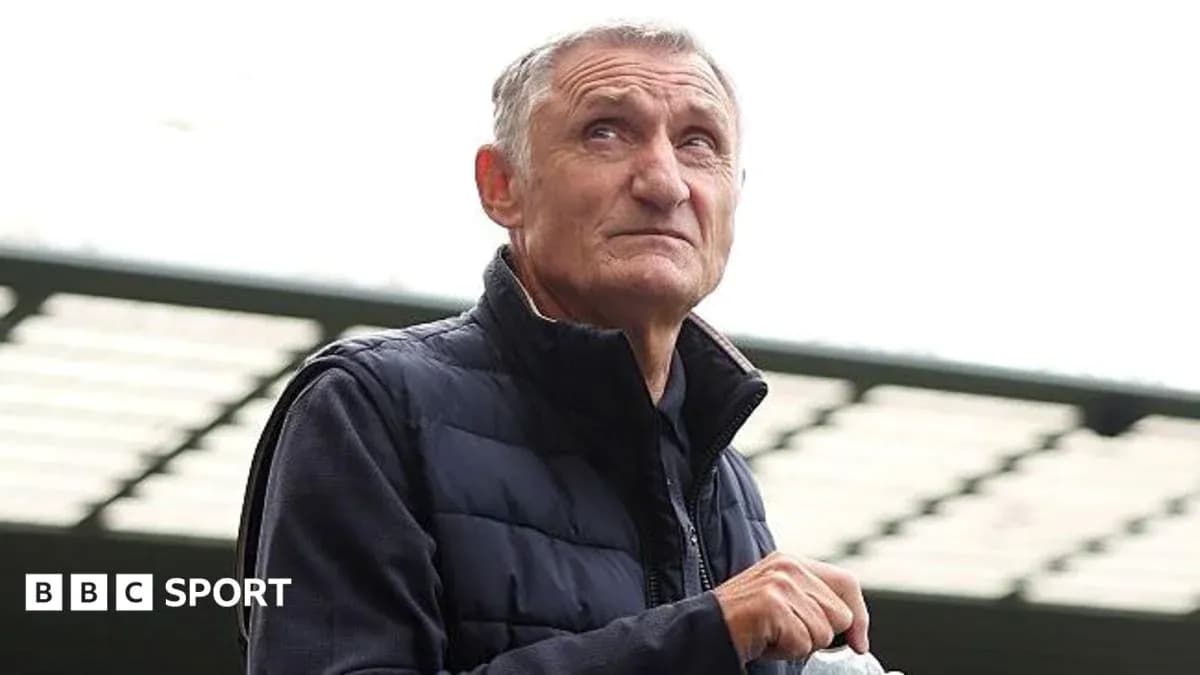 Homme regardant vers le haut au stade