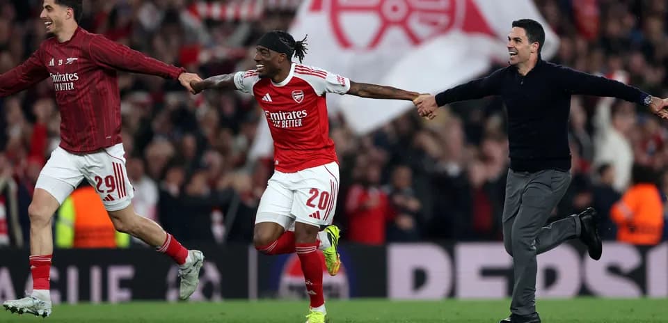 Joueurs d'Arsenal célébrant une victoire sur le terrain