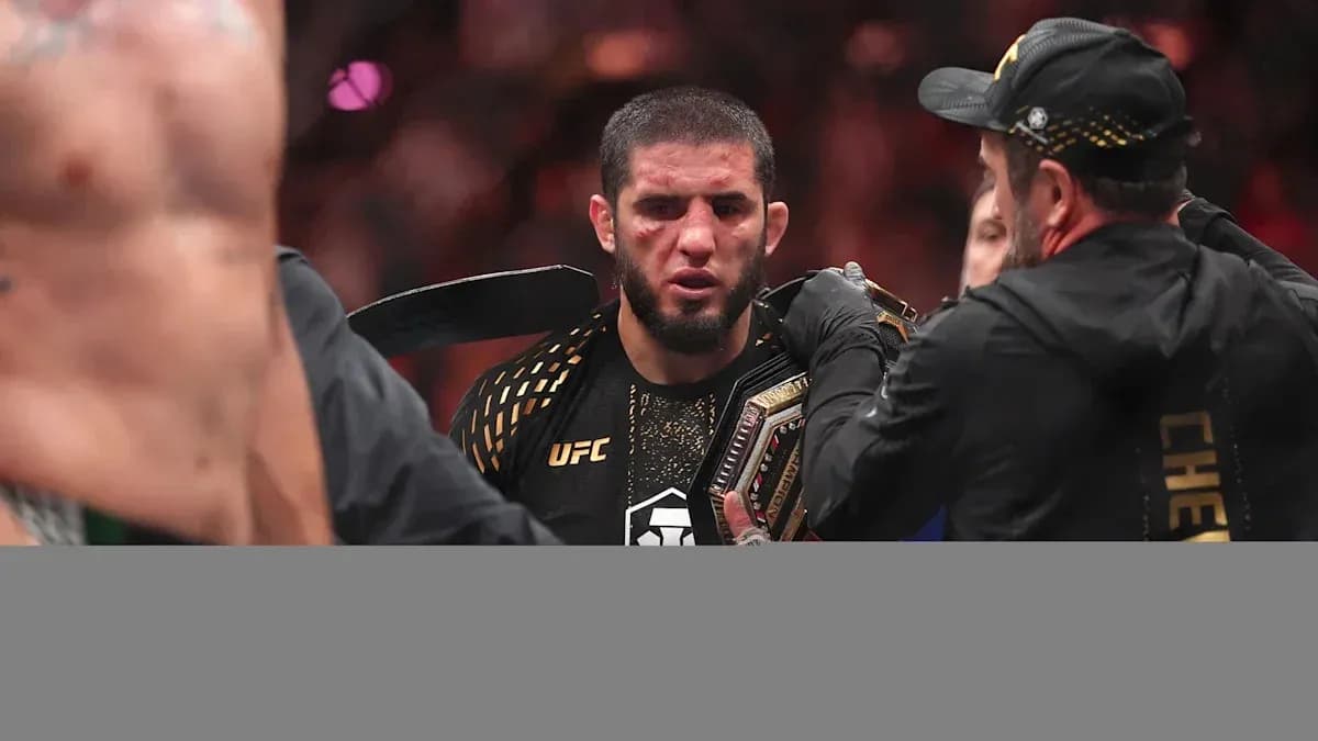 Lutteux avec ceinture UFC entouré de son équipe