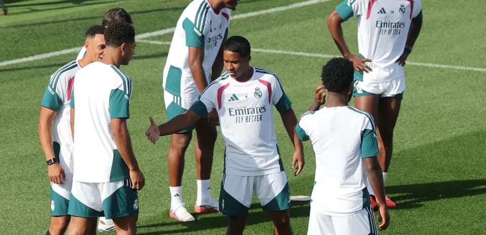 Joueurs du Real Madrid s'entraînant sur le terrain