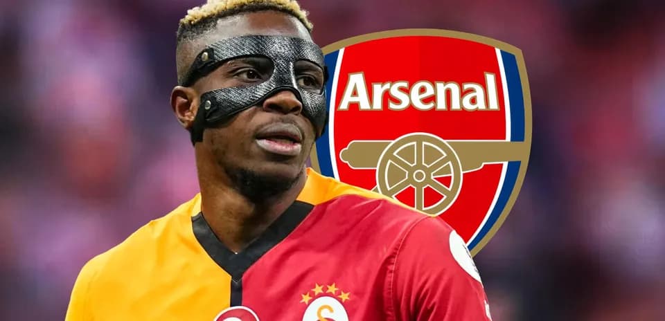 Joueur portant un masque avec le logo d'Arsenal en arrière-plan