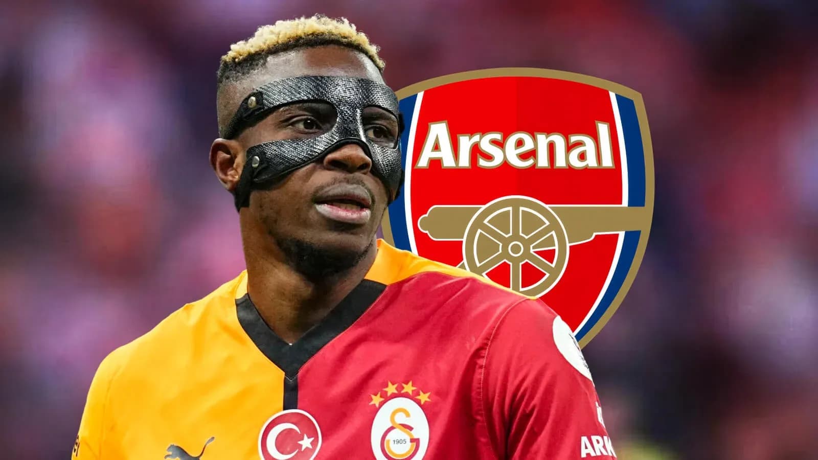 Joueur portant un masque avec le logo d'Arsenal en arrière-plan