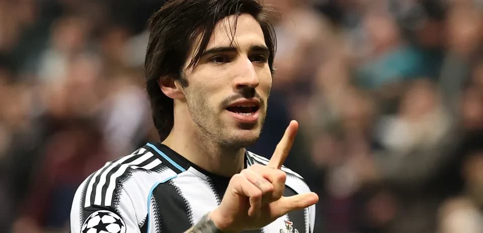 Joueur de Newcastle faisant un geste de célébration