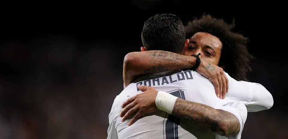 Cristiano Ronaldo et Marcelo s'enlaçant après un but