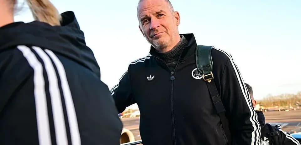Entraîneur en tenue décontractée à l'aéroport