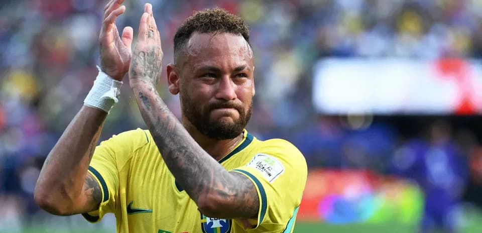 Joueur brésilien applaudissant les supporters après un match