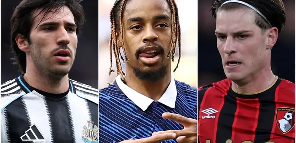 Trois joueurs de football en gros plan