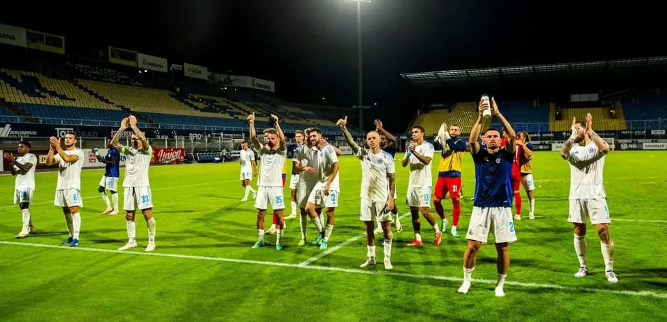Joueurs de Slovan Bratislava saluant leurs supporters
