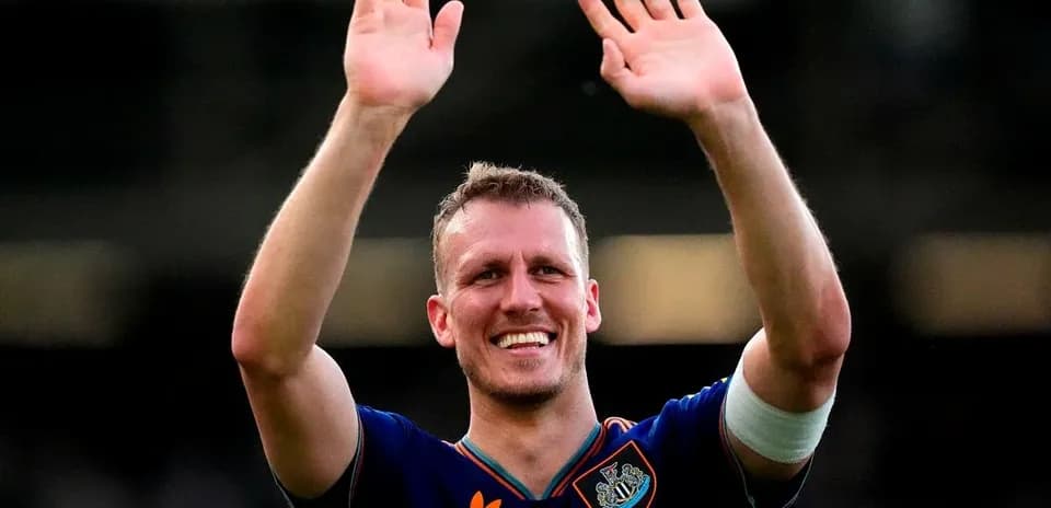 Joueur de Newcastle saluant les supporters