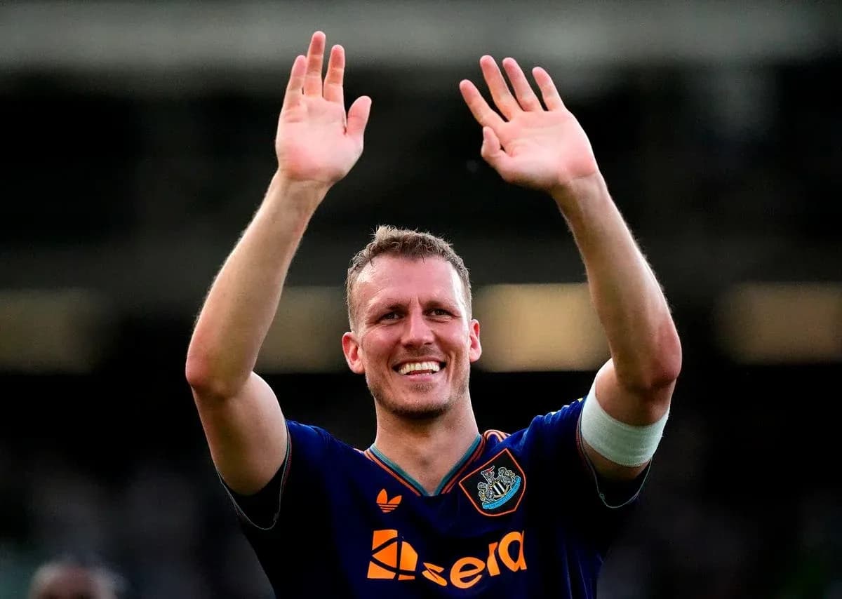 Joueur de Newcastle saluant les supporters