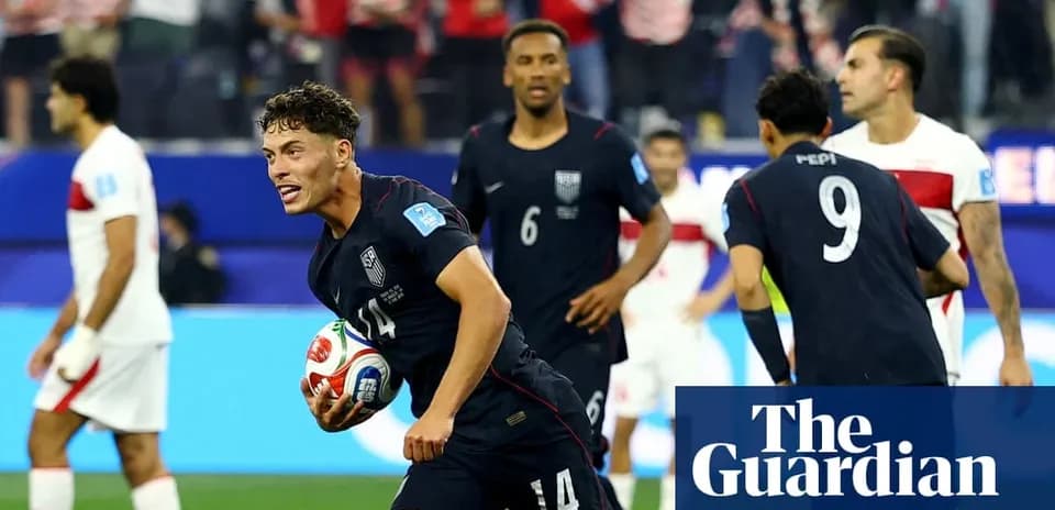 Joueur américain célébrant un but pendant le match