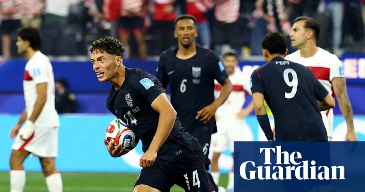 Joueur américain célébrant un but pendant le match