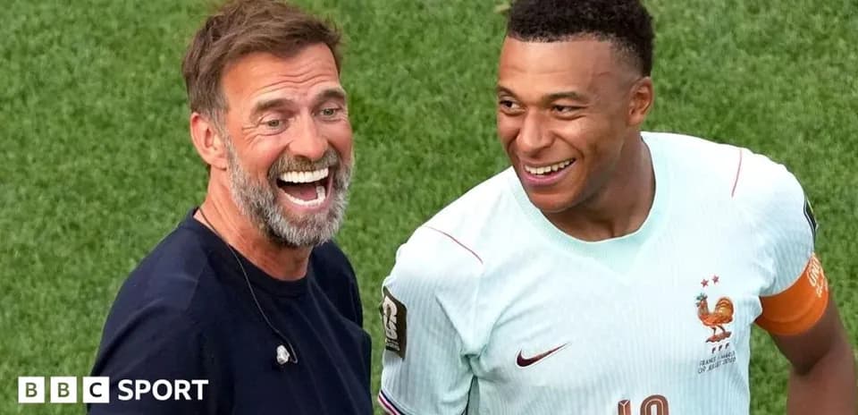 Entraîneur et joueur souriant sur le terrain
