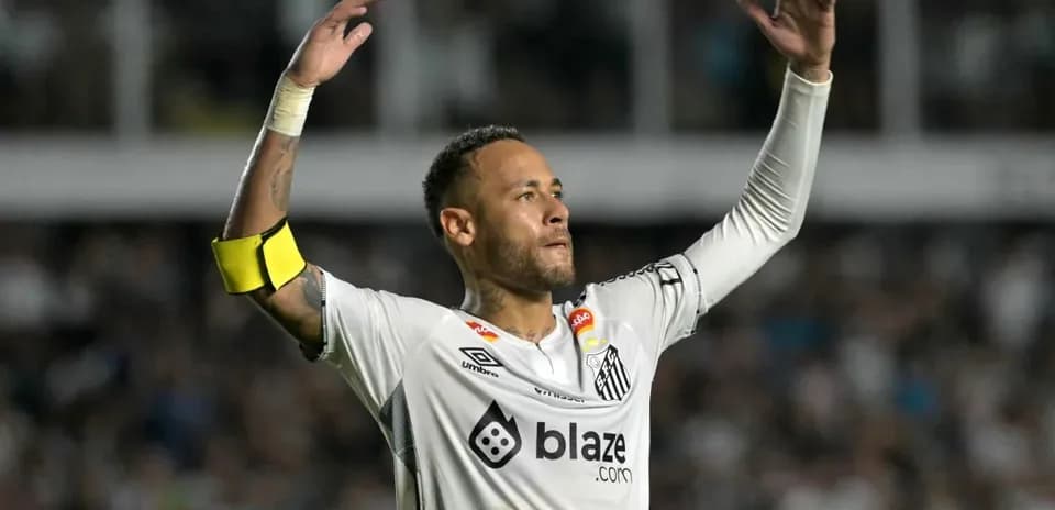 Joueur de Santos célébrant avec les bras levés