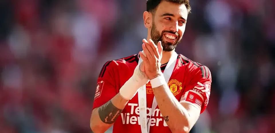 Joueur de Manchester United applaudissant avec médaille