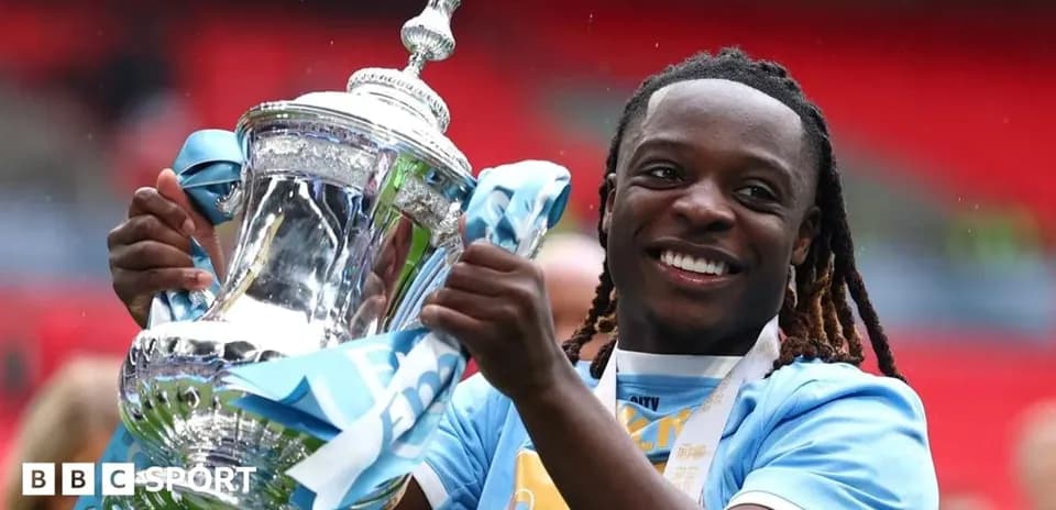 Joueur célébrant avec le trophée à Wembley