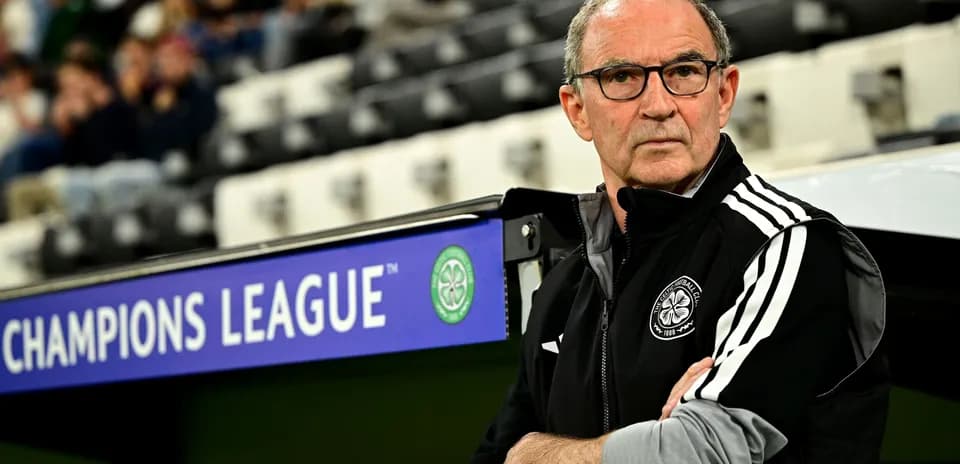 Entraîneur observant le match de la Ligue des champions